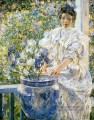 Frau auf einer Veranda mit Blumen Dame Robert Reid